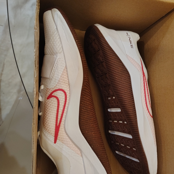 Nike Women's White and Pink Athletic Shoes - Picture 5 of 8